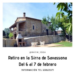 Retiro de yoga y meditación en un entorno tranquilo rodeado de montañas y naturaleza.